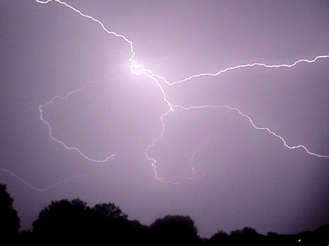 Eclair internuageux à l’arrière de la troisième zone orageuse sur la région de Charleroi en province de Hainaut, le 28 juin 2011. Crédit photo : Hubert Maldague