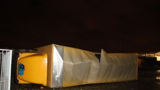 Camion endommagé par de très fortes rafales de vent sous la ligne de grains, en province de Flandre Occidentale, le 25 janvier 2014. Source : VRT