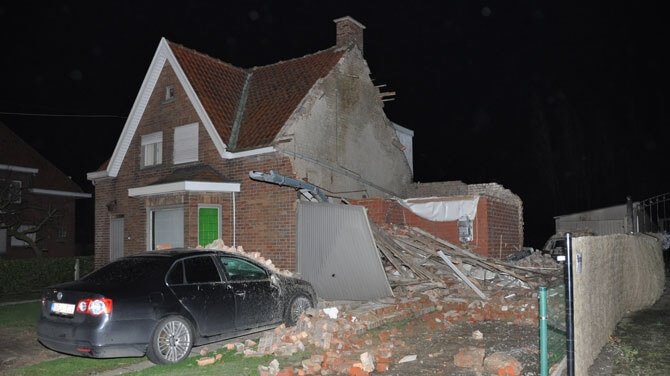 Habitation éventrée par un violent phénomène venteux le 25 janvier 2014, en province de Flandre Occidentale. Source : VRT