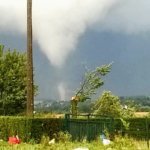 La tornade au nord-est de Charleroi, en province de Hainaut, photographiée depuis le rond-point de Ligny, alors qu’elle traverse le village de Tongrinne, le 10 août 2014. Crédit photo : J. Pasin.