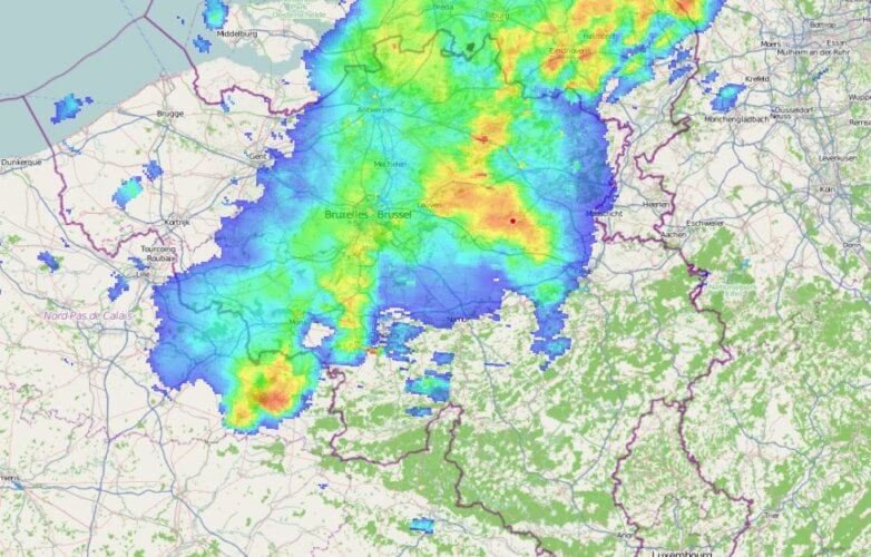 Carte radar des précipitations à 21h45, le 23 juin 2016. Saint-Trond est localisé par le point rouge. Source : KNMI