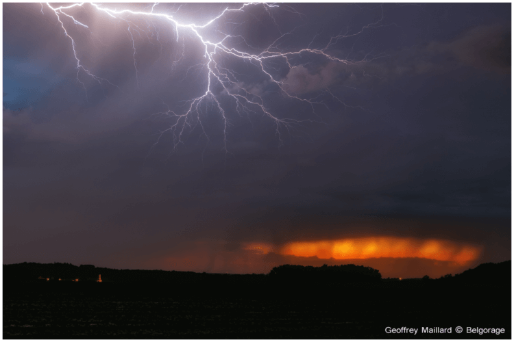 Éclair internuageux observé depuis Oreye en province de Limbourg vers 22h40, le 23 juin 2016, se manifestant lors du passage d'orages monocellulaires vers l'horizon occidental du point d'observation. Crédit photo : Geoffrey Maillard