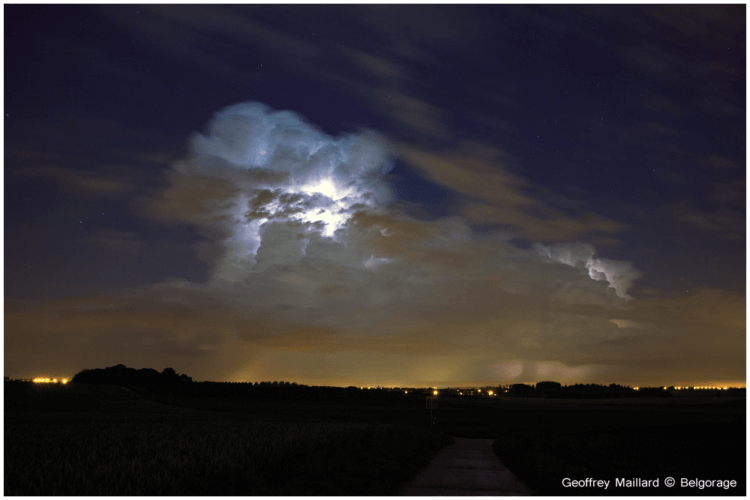Orages monocellulaires observés vers 2h35 le 24 juin 2016, depuis Bettincourt en province de Limbourg et évoluant en direction du nord-est. Crédit photo : Geoffrey Maillard