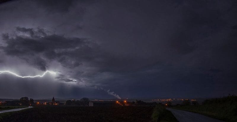 Eclair intranuageux observé dans un orage à Romedenne (province de Namur), le 12 mai 2017. Crédit photo : Jean-Yves Frique