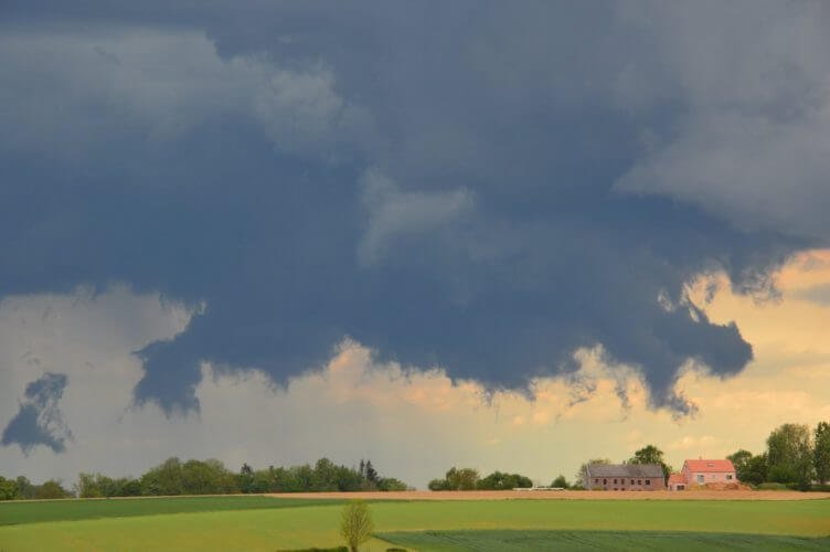 Abaissement nuageux sous la cellule à Lathuy (province du Brabant Wallon), le 12 mai 2017. Crédit photo : François Riguelle.