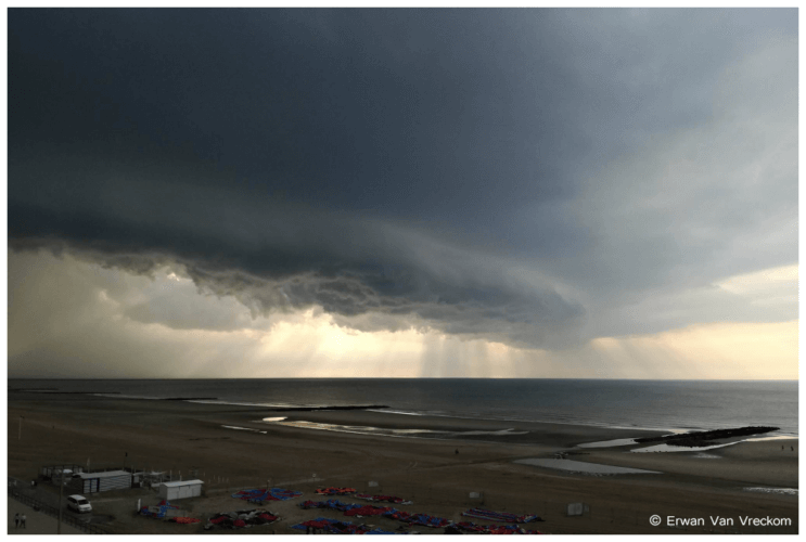 Orage précédemment supercellulaire transitant par la région de Middelkerke en province de Flandre Occidentale et observé aux environs de 19h50, le 6 juillet 2017. Crédit photo : Erwan Van Vreckom