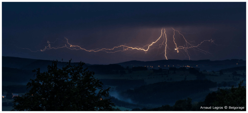 Coups de foudre descendants négatifs accompagnés d'éclairs internuageux observés depuis la région de Lierneux en province de Liège vers 22h20, le 6 juillet 2017. Arnaud Legros