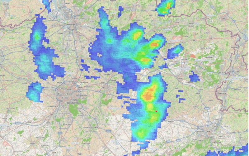 Image issue du radar des précipitations à 19h30. Gingelom est localisé par le point rouge. Source : KNMI