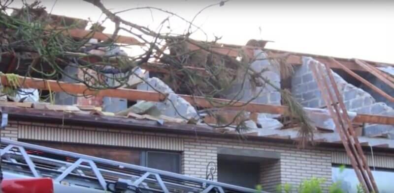 Pan de toiture d'une habitation entièrement envolé suite au passage de la tornade de Gingelom, en province de Limbourg, le 18 août 2017. Source : Nieuws Sint Truiden