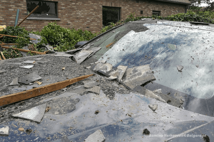 Véhicule endommagé par des débris issus de la toiture d'une habitation à Gingelom.