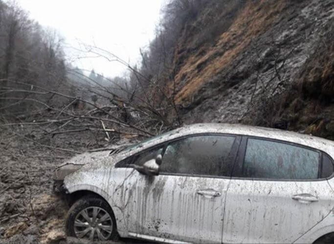 Véhicule emporté par les inondations en Isère (France). Une personne est décédée et une autre disparue.