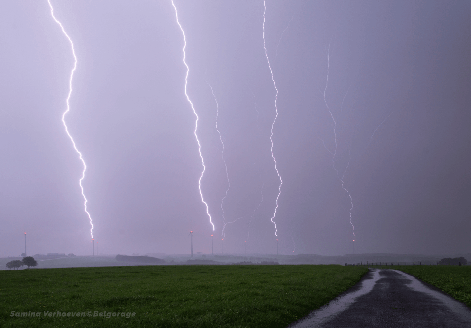 Série de coups de foudre ayant simultanément frappé un ensemble d'éolienne dans la région de Heiderscheid au Grand-Duché de Luxembourg, le 29 avril 2018 à 22h54. Crédit photo : Samina Verhoeven