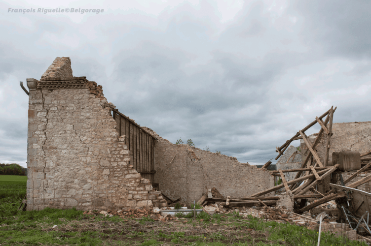 Grange d'une exploitation agricole, située à Waulsort dans la province de Namur en Belgique, ayant été totalement détruite lors du passage d'une tornade d'intensité F3 à son niveau, le 29 avril 2018 vers 20h10. Crédit photo : François Riguelle