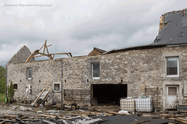 Dépendances d'une exploitation agricole, située à Waulsort dans la province de Namur en Belgique, ayant été endommagés lors du passage d'une tornade d'intensité F2 à leur niveau, le 29 avril 2018 vers 20h10. Crédit photo : François Riguelle