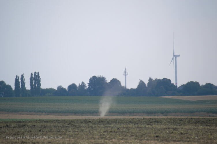 Diable de poussière observé dans la région de Perwez en province de Brabant Wallon, le 27 juillet 2018. Crédit photo : François Riguelle