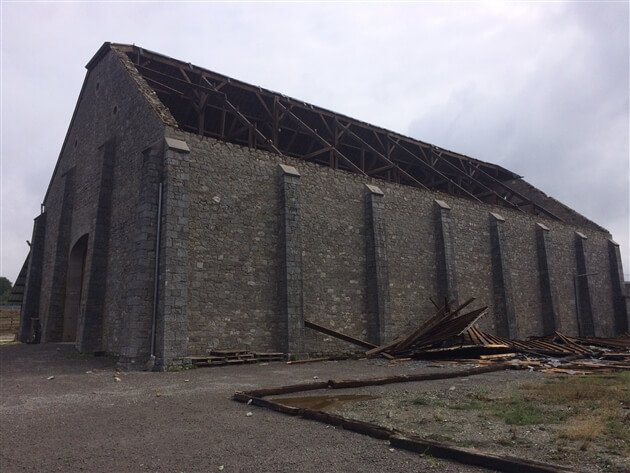 Pan de toiture complètement envolé sur une ferme à Laneffe (province de Hainaut) le 17 août 2018. Source : RTLinfo