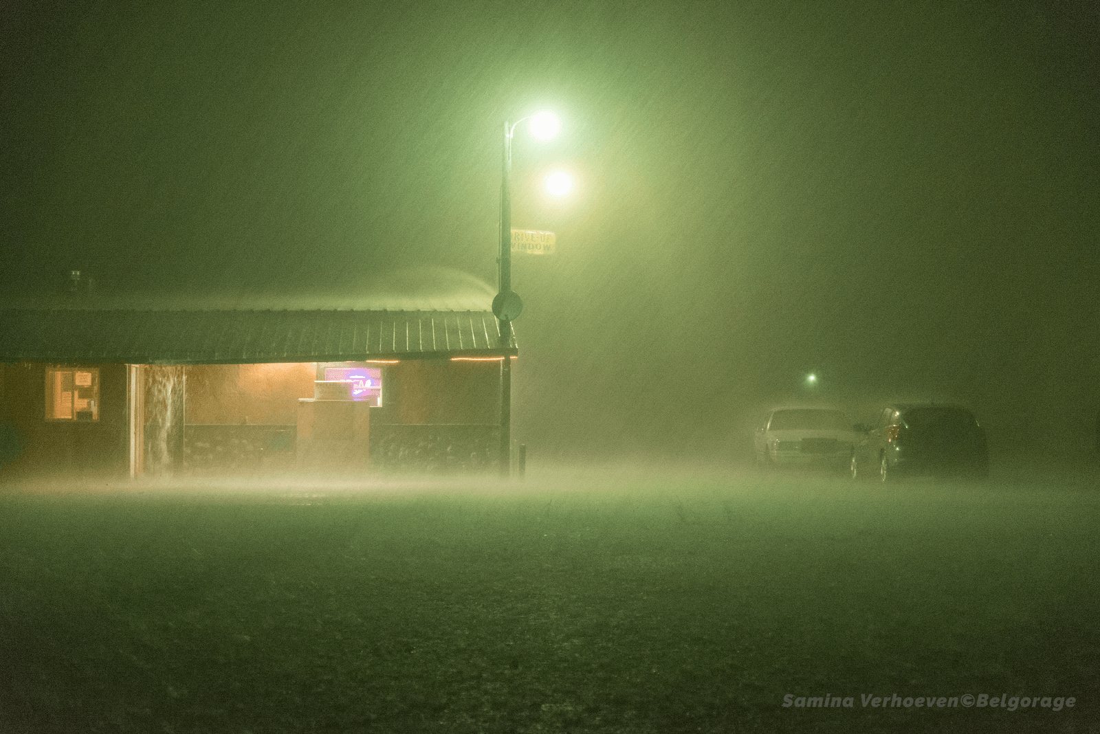 RFD ('Courant descendant de flanc arrière' en français) produit par une série d'orages supercellulaires HP ('Précipitation intense' en Français) qui se suivaient les uns derrière les autres. L'équipe resta bloquée dans la ville le temps que l'eau s'évacue. Prise de vue effectuée dans la ville de Manville dans l'état du Wyoming, le 03 juin 2015 à 22h14