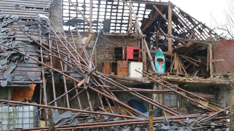 Partie de toiture arrachée par la tornade sur une habitation de Roetgen, le 13 mars 2019. Source : Aachener Zeitung