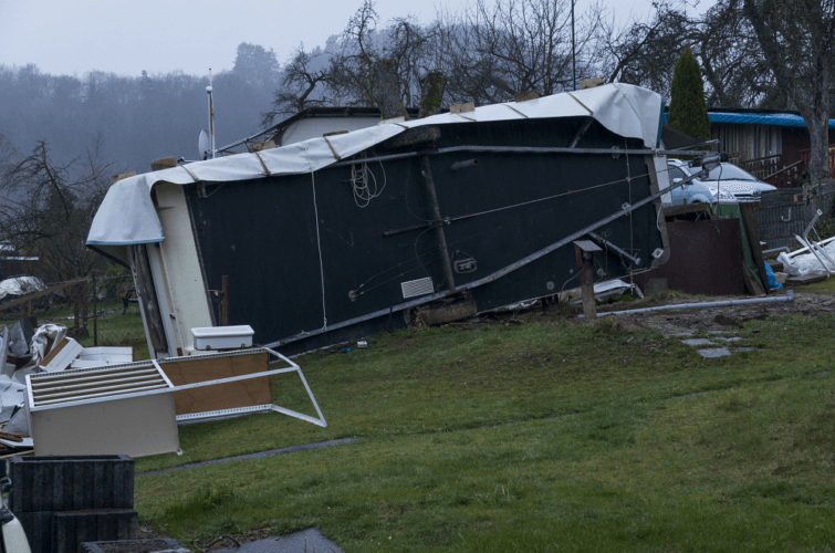 Caravane renversée par la tornade de Roetgen à Woffelsbach (15), le 13 mars 2018. Source : Eifelmomente.de