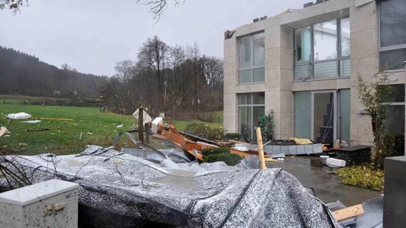 Toiture arrachée par la tornade de Roetgen, le 13 mars 2019. Source : Aachener Zeitung