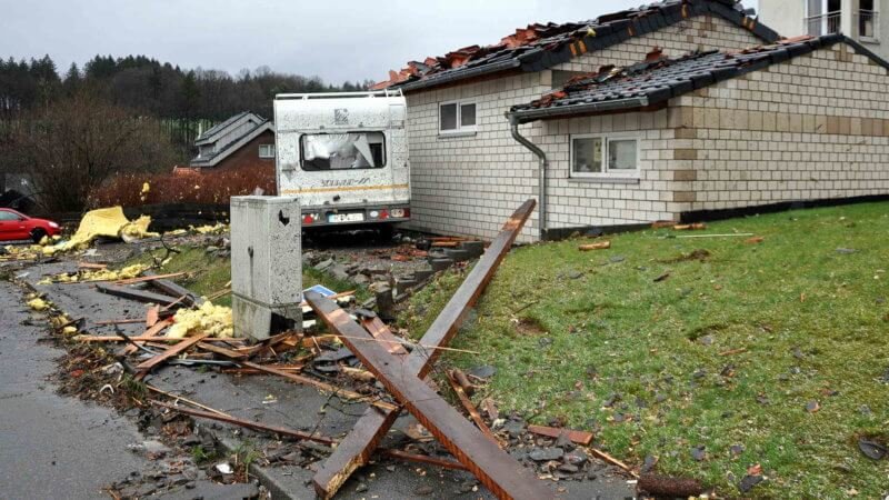 Caravane déplacée et toiture endommagée par la tornade sur une habitation de Roetgen, le 13 mars 2019. Source : Aachener Zeitung