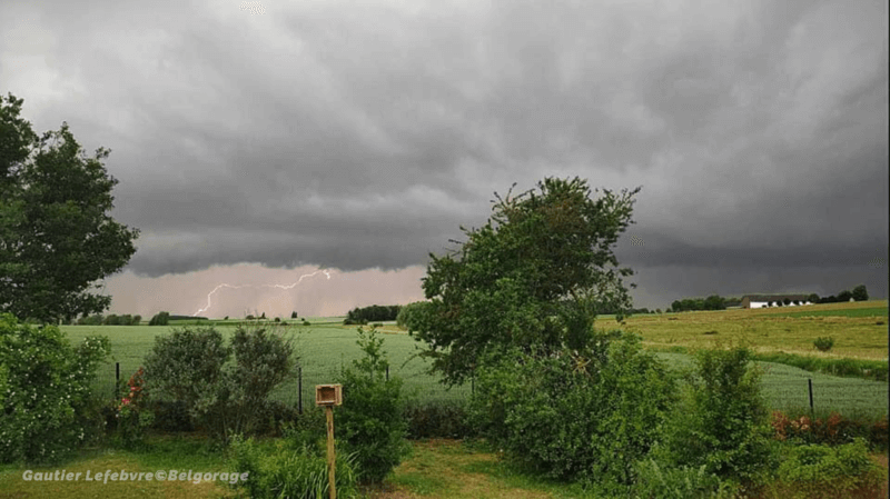 Coup de foudre sous l'orage multicellulaire à Popuelles (province de Hainaut) à 20h15 le 5 juin 2020. Crédit : Gautier Lefebvre