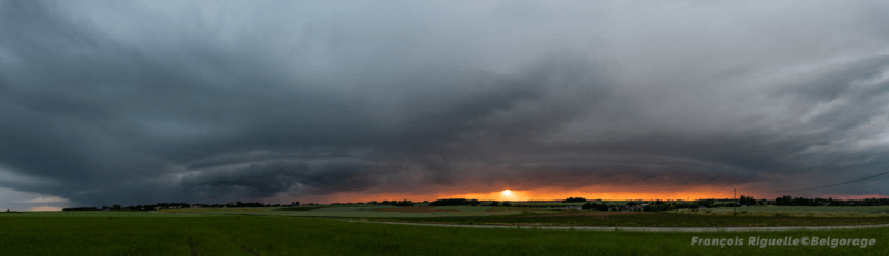 Vue sur l'orage multicellulaire depuis Sart-Risbart (province du Brabant Wallon) le 5 juin 2020 à 21h30. Crédit : François Riguelle