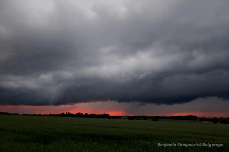 Passage de l'orage multicellulaire à Flawinne (province de Namur) le 5 juin 2020 à 21h45. Crédit : Benjamin Kampouris