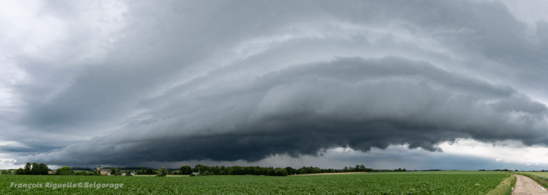Arcus devançant un orage multicellulaire à Lathuy, en province du Brabant Wallon, le 17 juin 2020 vers 17h30. Crédit photo : François Riguelle
