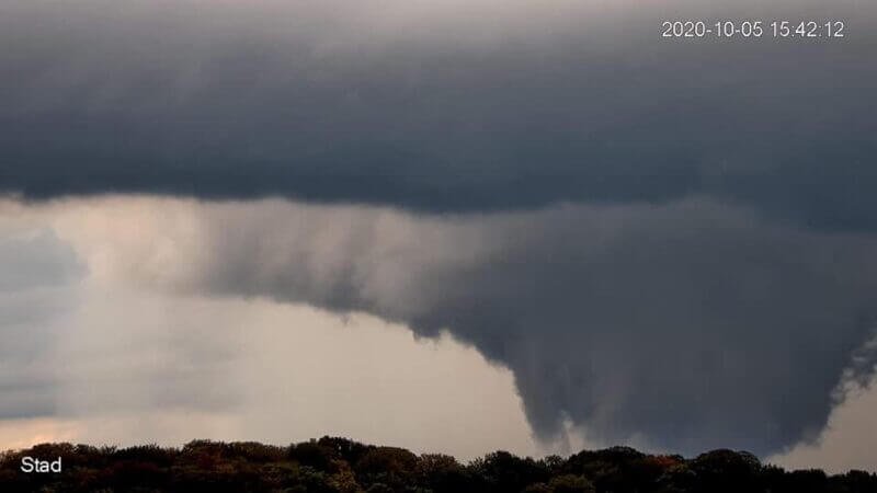 Nuage mur de la supercellule LT visible depuis la tour de contrôle de l'aéroport d'Anvers le 5 octobre 2020 à 17h42. Source et crédit photo : Skeyes - Samina Verhoeven