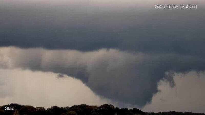 Nuage mur de la supercellule LT visible depuis la tour de contrôle de l'aéroport d'Anvers le 5 octobre 2020 à 17h43. Source et crédit photo : skeyes - Samina Verhoeven