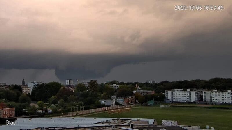 Nuage mur de la supercellule LT visible depuis la tour de contrôle de l'aéroport d'Anvers le 5 octobre 2020 à 18h53. Source et crédit photo : skeyes - Samina Verhoeven