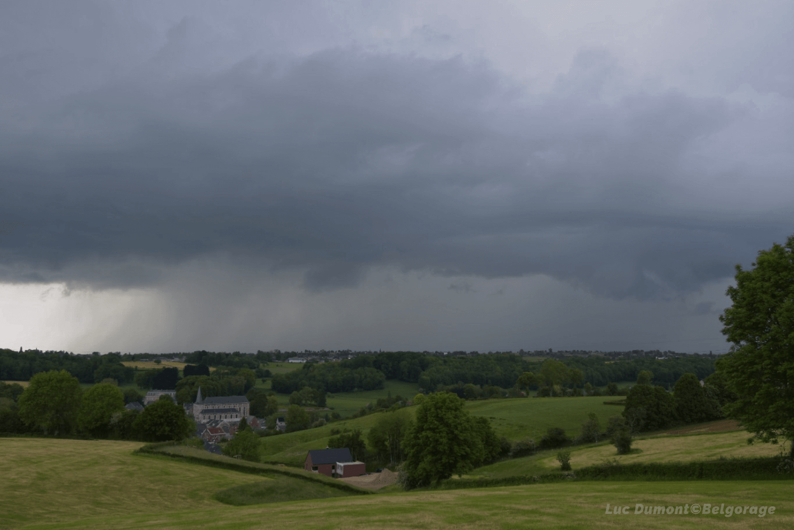 Cellule orageuse sur le Pays de Herve, en province de Liège, vue depuis la région de Soiron le 3 juin 2021 vers 17h30.
