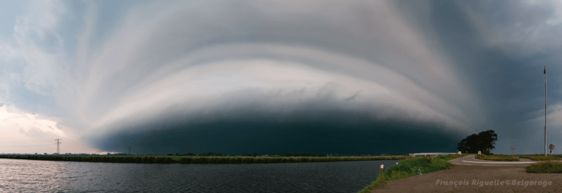 Imposant arcus multicouches devançant un orage multicellulaire dans la région de Schagen, aux Pays-Bas, le 18 juin 2021 vers 18h00.
