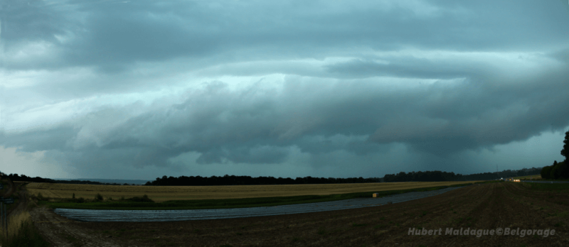 Arcus observé depuis Boninne (province de Namur) alors que l'orage sévit sur Namur, le 24 juillet 2021 vers 19h00.