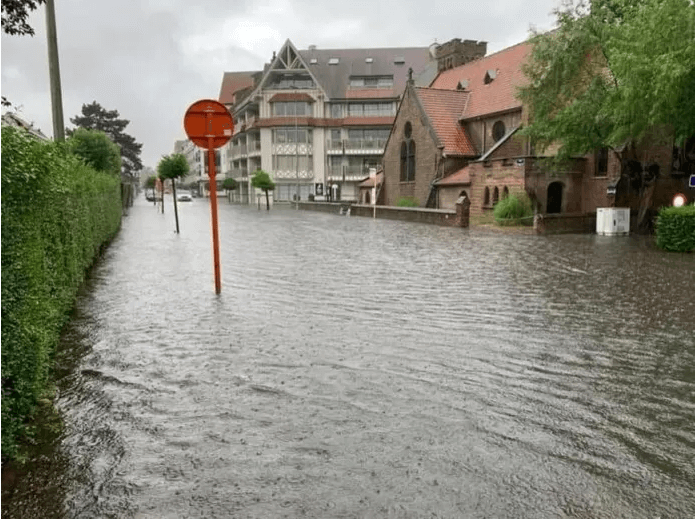Rue inondée à Knokke (province de Flandre Occidentale), le 26 juillet 2021 en matinée. Crédit photo : Vincent Opstal
