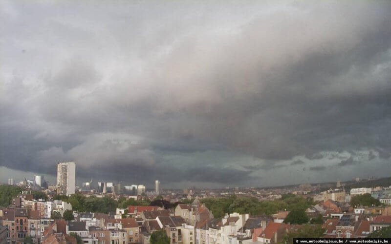 Arrivée de l'orage au dessus de Bruxelles à 12h30. Webcam MeteoBelgique de Schaerbeek.