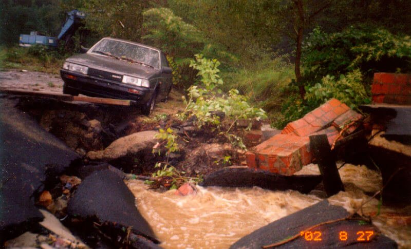 Route emportée dans le bois de Beaussart, en province du Brabant Wallon, le 27 août 2002. Source : commune de Grez-Doiceau