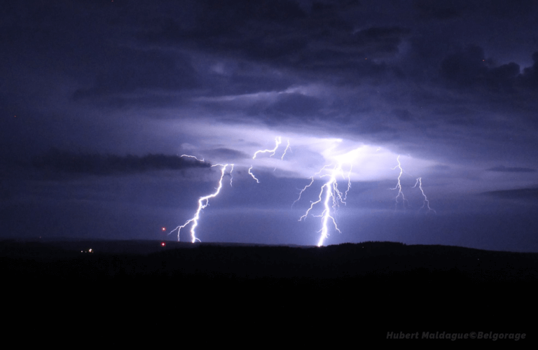 Coups de foudre observés au passage du système orageux sur la province du Luxembourg, la nuit du 14 au 15 août 2023, depuis Waha. Crédit photo : Hubert Maldague