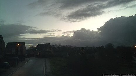 Capture d'écran de la webcam de Braine-l'Alleud, en province du Brabant Wallon, sur laquelle on observe les nuages convectifs le 3 janvier 2023 à 8h30.