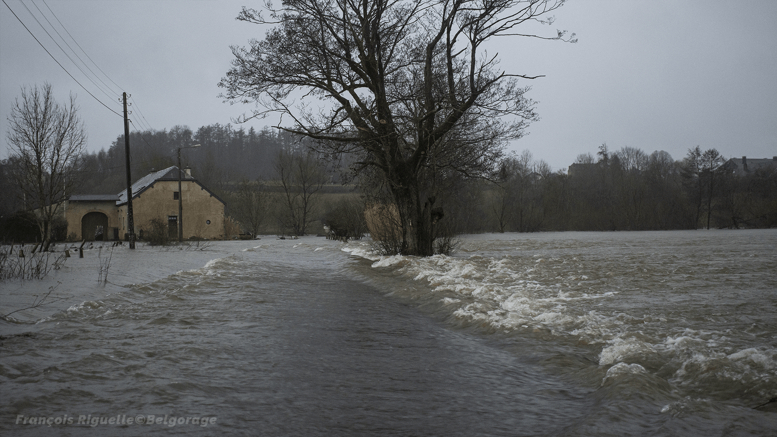 Route inondée par la Semois à Les Bulles, en province de Luxembourg, le 3 janvier 2024.