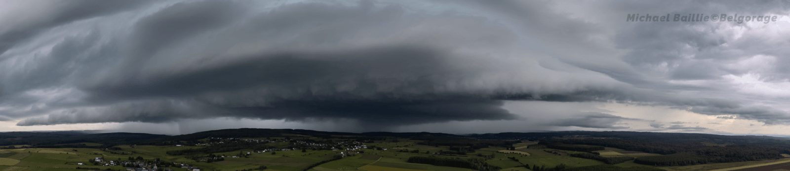 Orage supercellulaire transitant par la région de Bras, en province de Luxembourg, le 18 juin 2024 à 20h43.