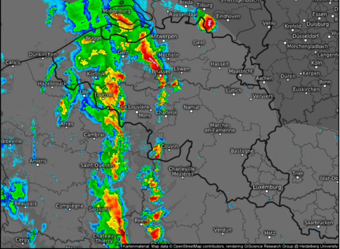 Image radar du 9 juillet 2024 à 17h50. On peut y observer la supercellule qui atteint les Pays-Bas au nord, et l'axe multicellulaire qui arrive entre Bruxelles et Anvers. Source : Kachelmannwetter.