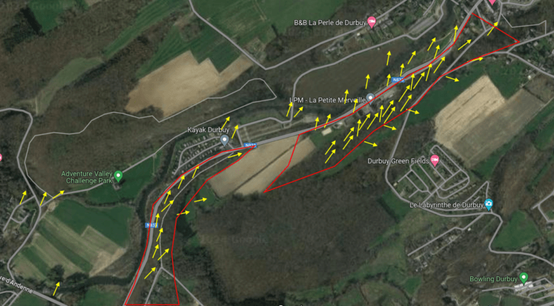 Carte illustrant l'orientation des dégâts à Durbuy (flèches jaunes). Le relief qui semble avoir joué un rôle dans l'accélération des vents en entouré en rouge. Fond de carte : Google Maps. 