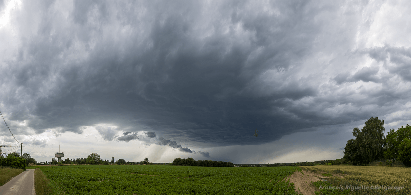 Mésocyclone de l'orage supercellulaire observé depuis Overijse, en province du Brabant Flamand, le 9 juillet vers 16h05.