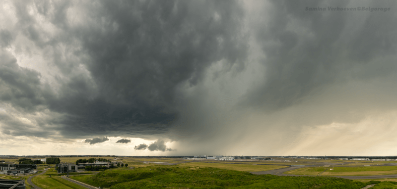 Orage supercellulaire observé depuis la tour de contrôle de l'aéroport de Bruxelles National, le 9 juillet 2024 vers 16h10.