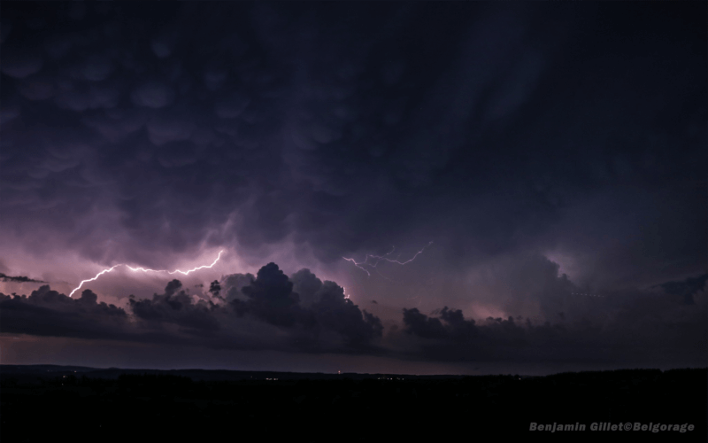 Orage observé depuis Heure, en province de Namur, le 13 août 2024 autour de 22h30. On peut apercevoir un éclair internuageux et des mammatus. 