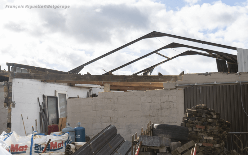 Dégâts visibles sur les bâtiments d'une ferme située rue de Louvain (25). Crédit photo : François Riguelle