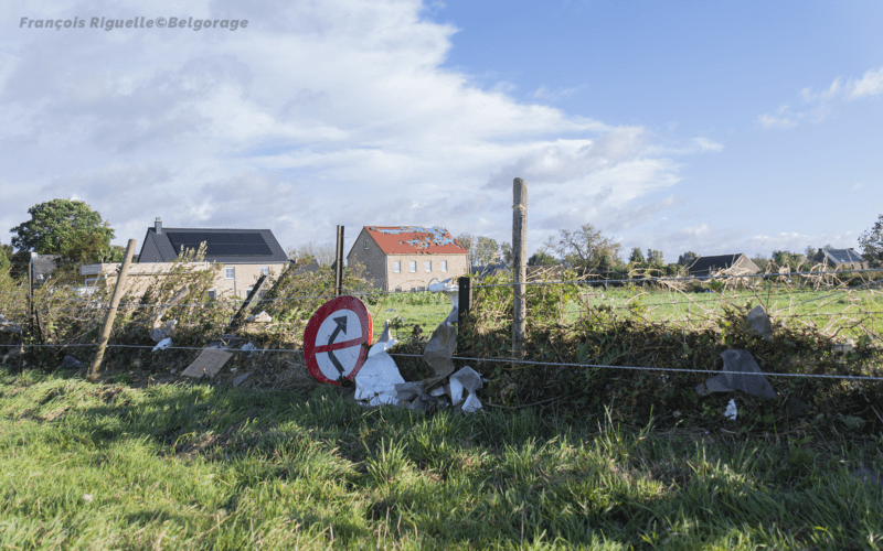 Débris retrouvés dans les prairies (22). On peut berver les dommages sur les habitations de la rue Marcoen en fond (23). Crédit photo : François Riguelle