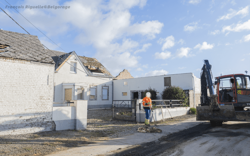 Ancienne ferme endommagée (21) à l'angle des rues de Wavre et de Marcoen. Crédit photo : François Riguelle